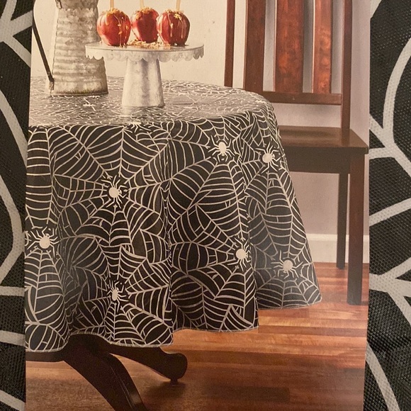 Halloween Spiderweb PEVA Rectangle Tablecloth Party Decoration (60” round) - Picture 2 of 5